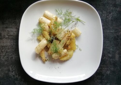 Pieczone białe szparagi z ziemniakami